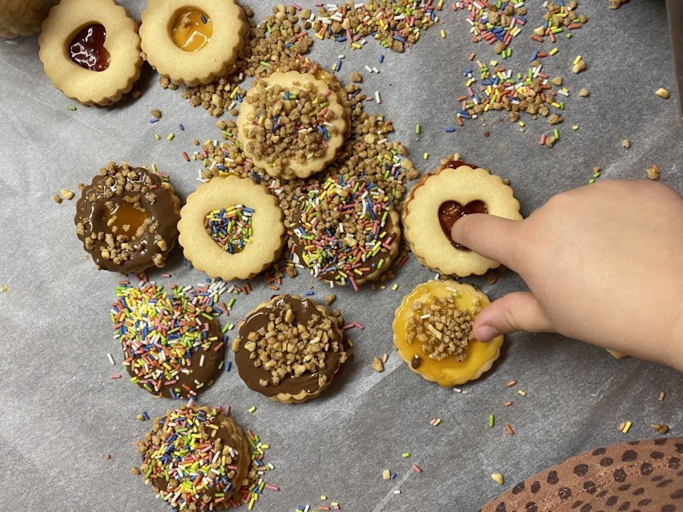 Diese Kekse lassen sich in Windeseile auch von Kinderhänden verzieren.&nbsp;