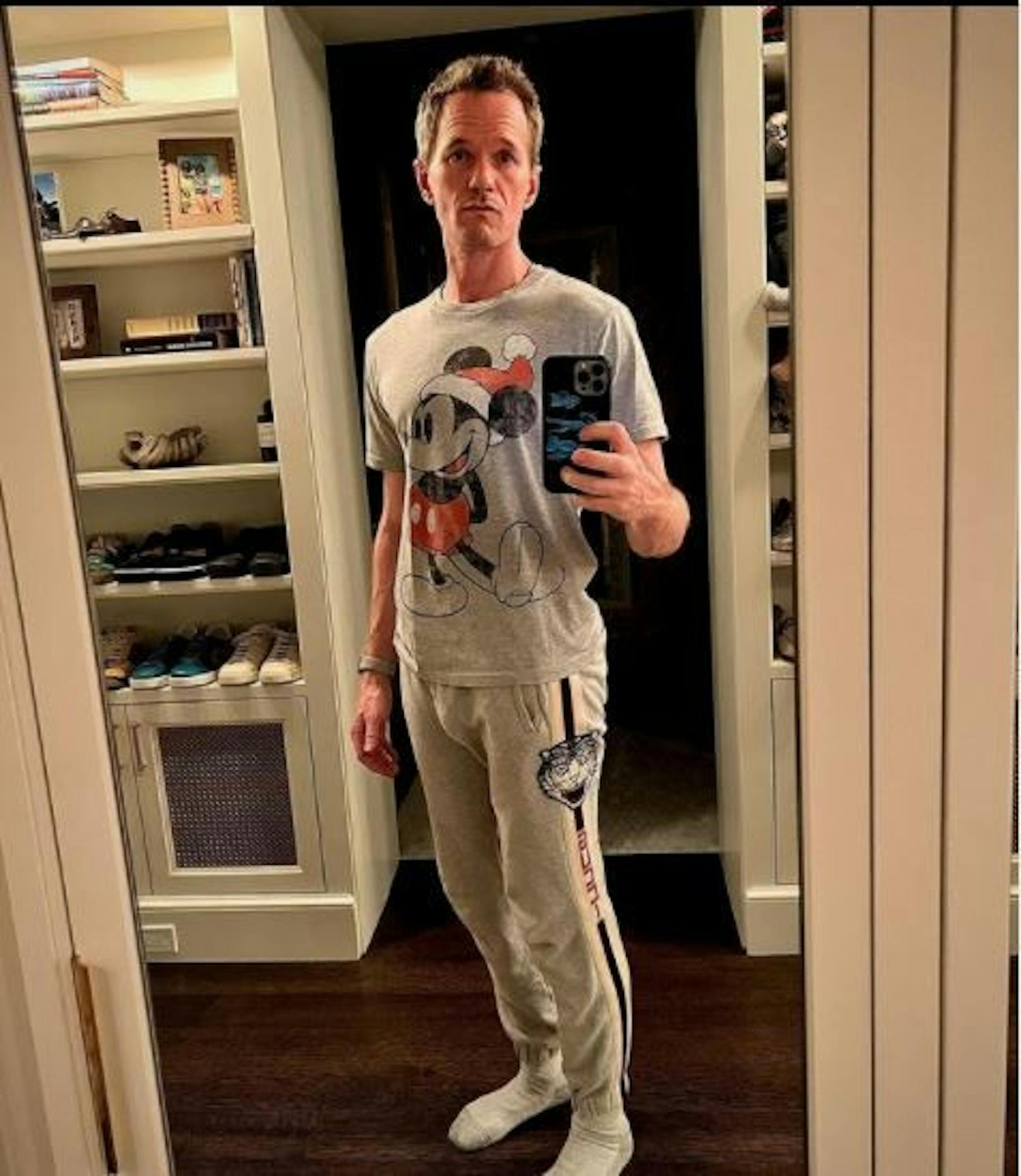 "How I Met Your Mother"-Star Neil Patrick Harris zeigt sein Weihnachtsoutfit.