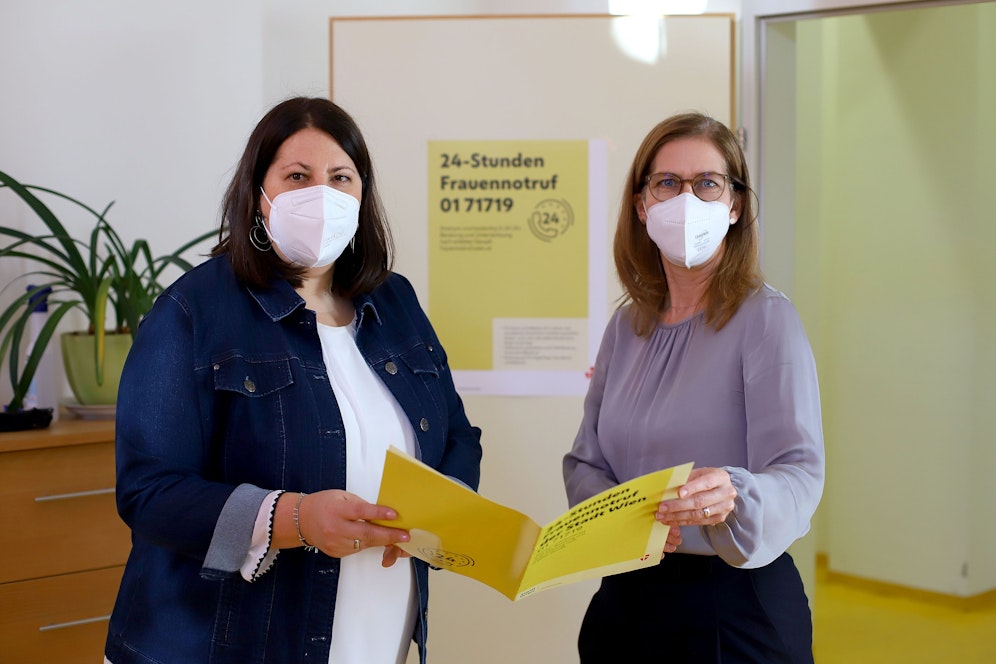 Wenn die Hoffnung auf eine stille Nacht in erbittertem Streit endet, helfen die Expertinnen des Frauennotruf weiter. 