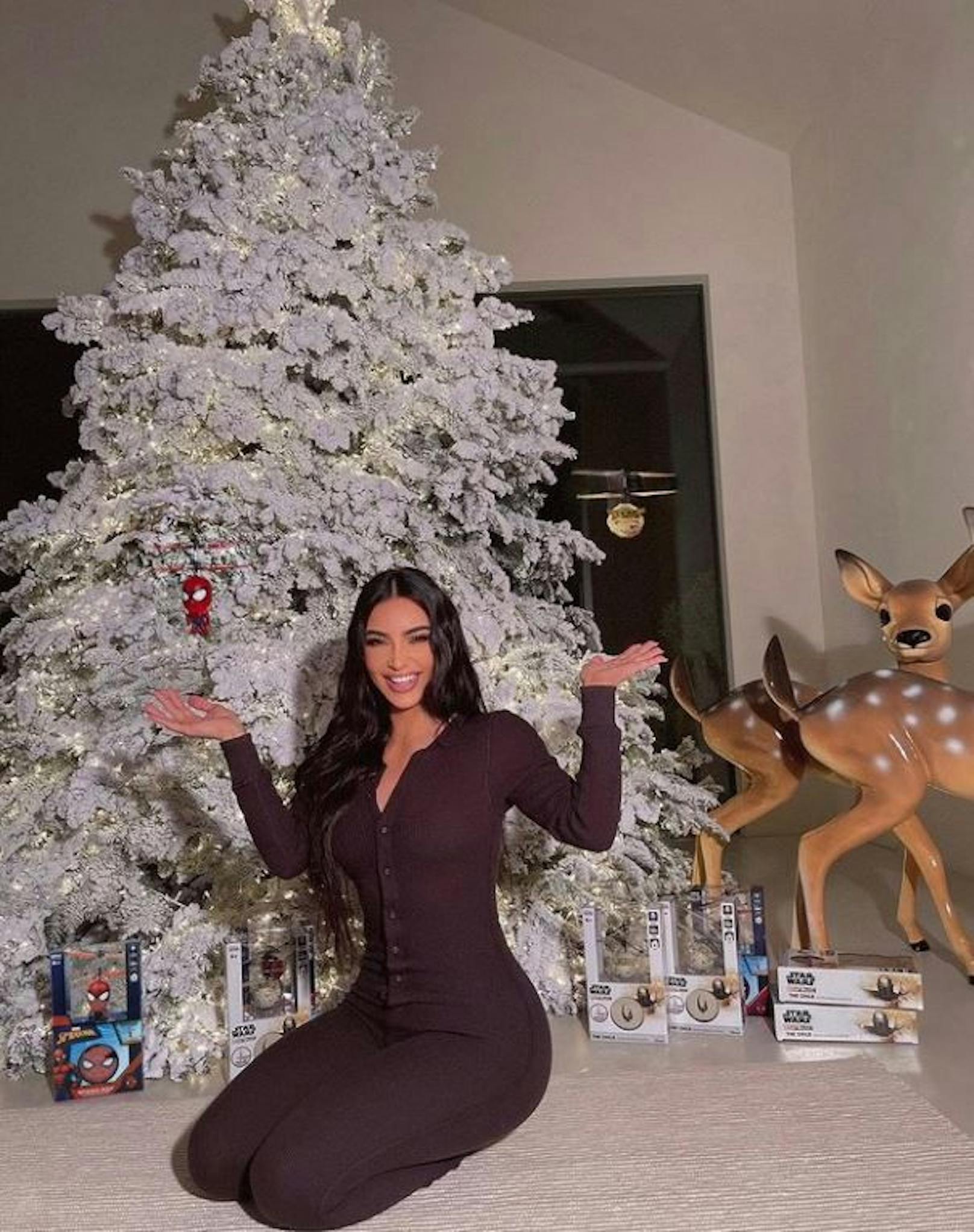 Kim Kardashian hat einen weißen Christbaum.