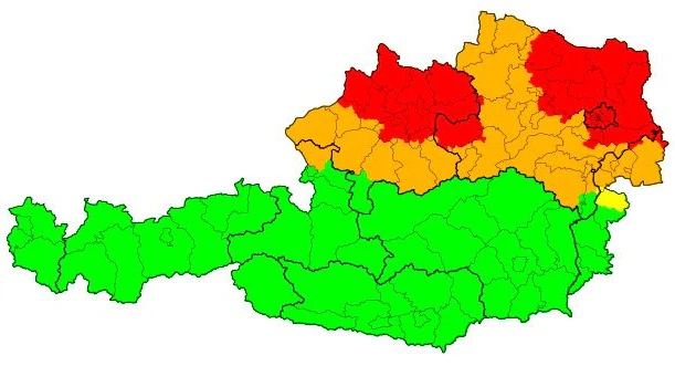 Warnstufe ROT an der Alpennordseite – auf den Straßen droht gefährliches Glatteis.