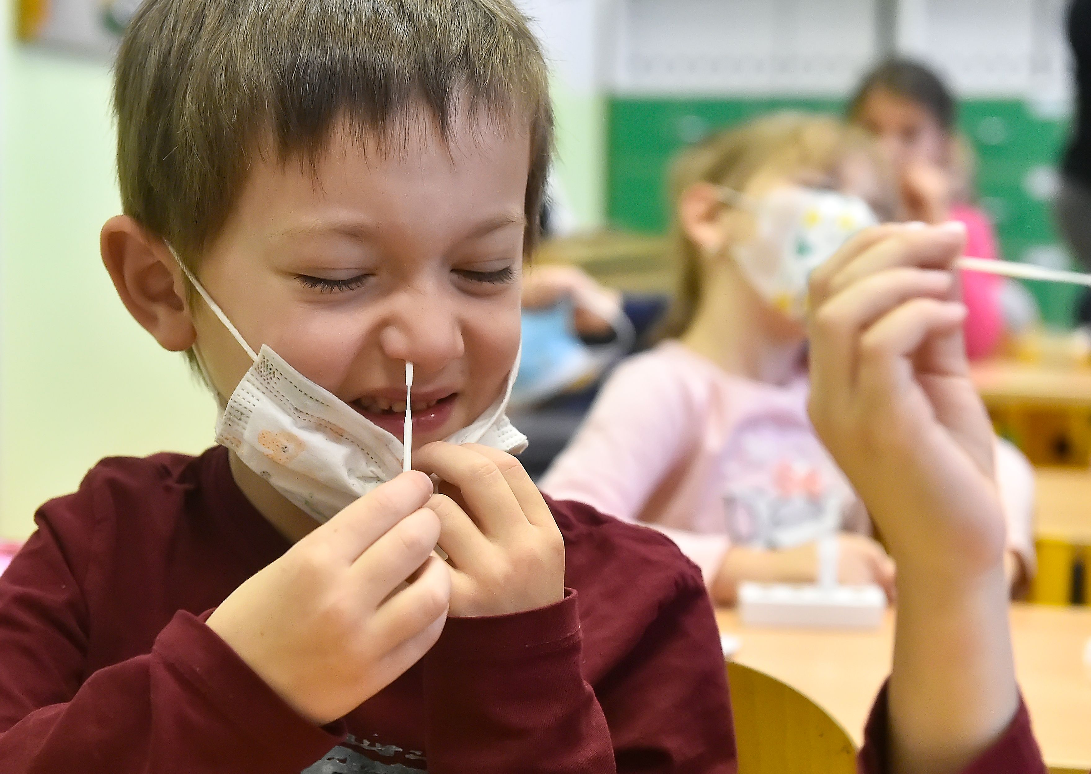 Download von www.picturedesk.com am 23.12.2021 (16:21).  The COVID testing of pupils at the primary school in Jihlava, Czech Republic, November 8, 2021. The coronavirus epidemic is on the rise and as of Saturday, 61 districts exceeded 300 new infection cases per 100,000 inhabitants in seven days, which the ministry set as the criterion for COVID tests at schools, further districts will not be included in the antigen testing. (CTK Photo/Lubos Pavlicek) - 20211108_PD0862 - Rechteinfo: Rights Managed (RM)