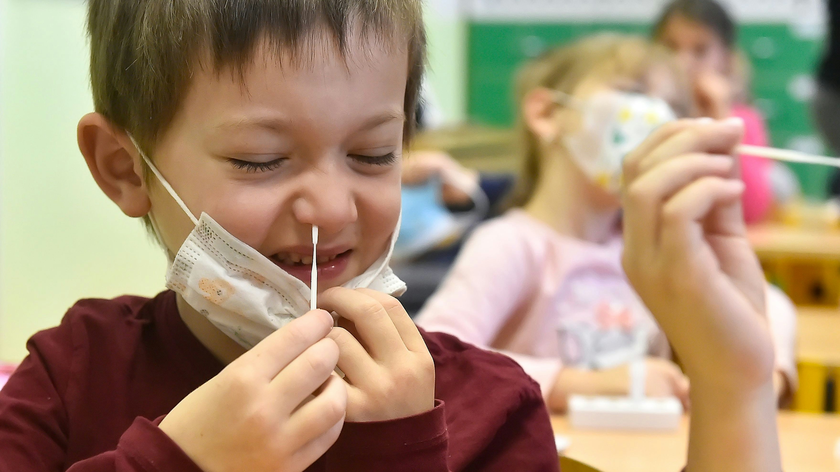 Download von www.picturedesk.com am 23.12.2021 (16:21).  The COVID testing of pupils at the primary school in Jihlava, Czech Republic, November 8, 2021. The coronavirus epidemic is on the rise and as of Saturday, 61 districts exceeded 300 new infection cases per 100,000 inhabitants in seven days, which the ministry set as the criterion for COVID tests at schools, further districts will not be included in the antigen testing. (CTK Photo/Lubos Pavlicek) - 20211108_PD0862 - Rechteinfo: Rights Managed (RM)