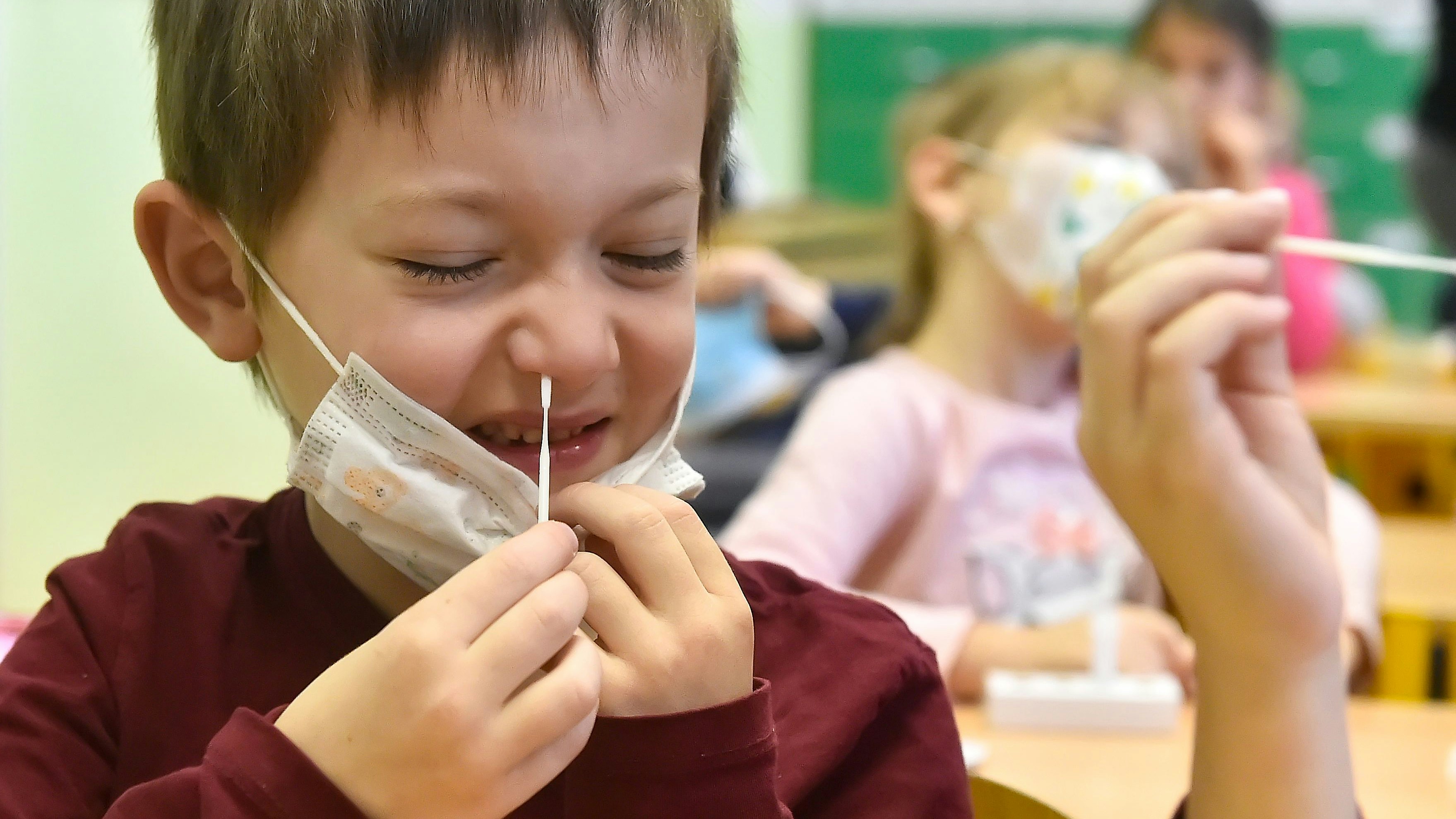 Download von www.picturedesk.com am 23.12.2021 (16:21).  The COVID testing of pupils at the primary school in Jihlava, Czech Republic, November 8, 2021. The coronavirus epidemic is on the rise and as of Saturday, 61 districts exceeded 300 new infection cases per 100,000 inhabitants in seven days, which the ministry set as the criterion for COVID tests at schools, further districts will not be included in the antigen testing. (CTK Photo/Lubos Pavlicek) - 20211108_PD0862 - Rechteinfo: Rights Managed (RM)