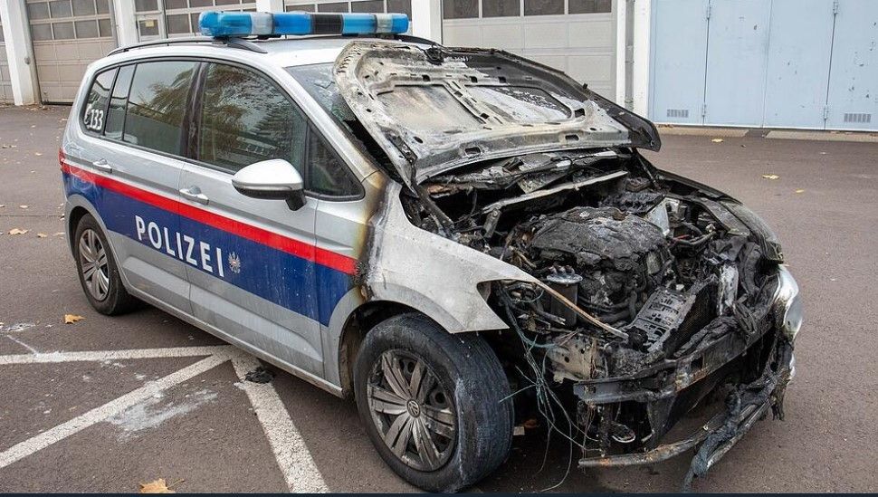 Das Polizeiauto wurde völlig zerstört.