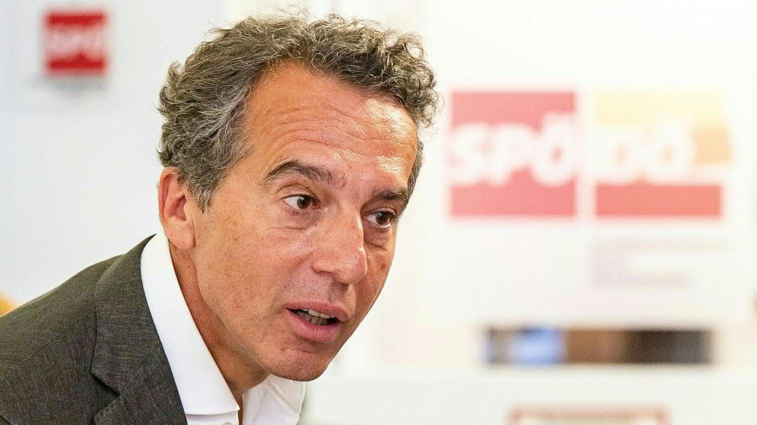 Scheint über Vizekanzler Werner Kogler fassungslos zu sein: Christian Kern.