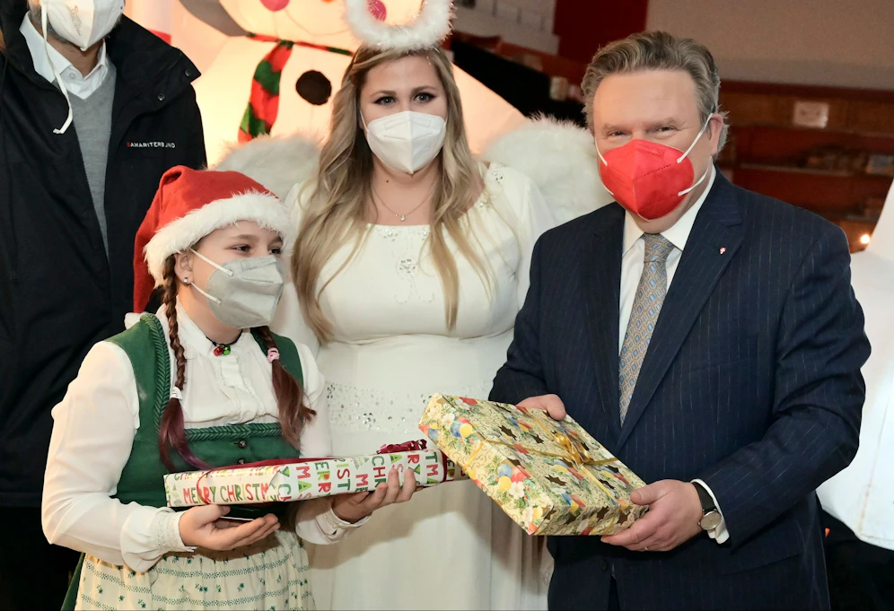 Freude schenken: Stadtchef Ludwig bei Weihnachtsfest im Sozialmarkt in Floridsdorf