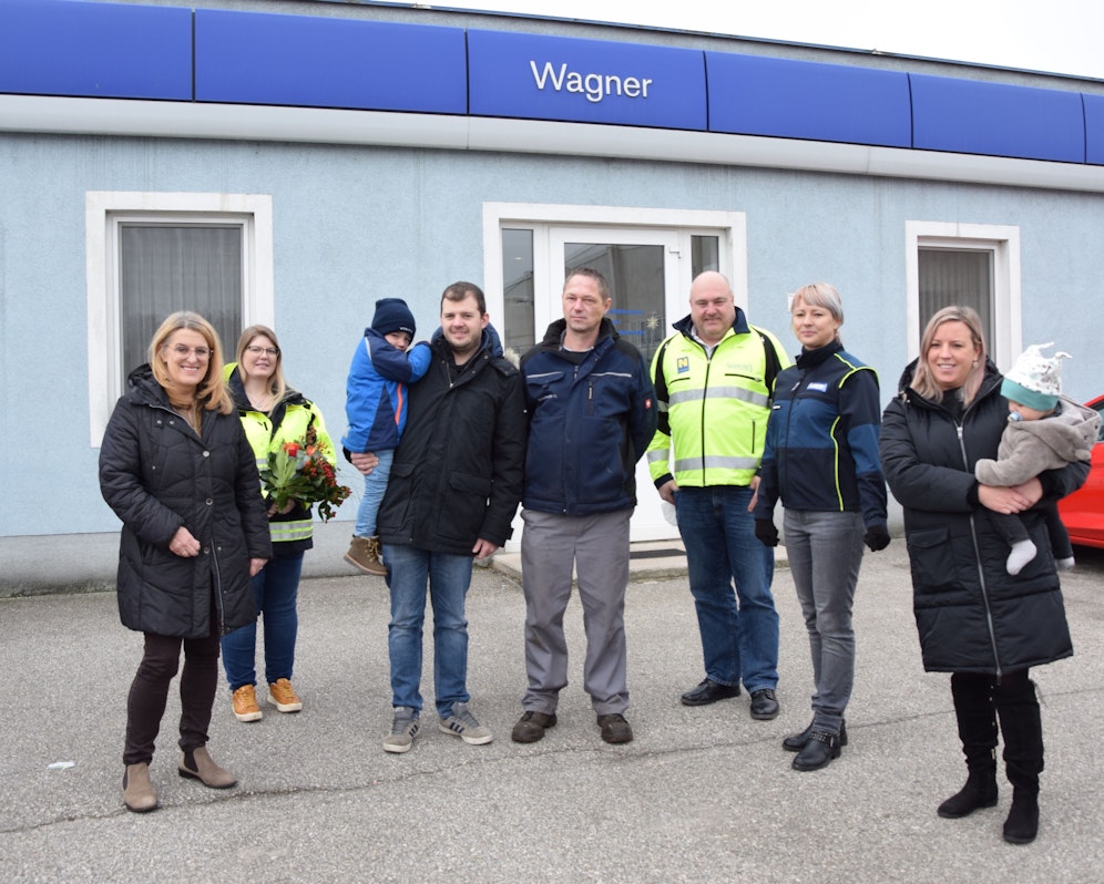 Franz Redl (3. v. l.) brach in der Arbeit zusammen - jetzt bedankte er sich bei seinen Lebensrettern.