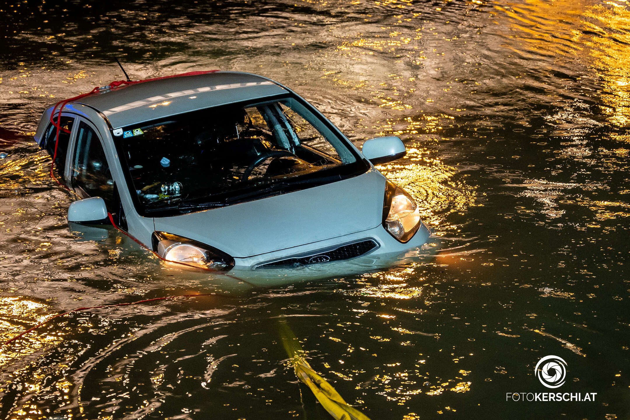 Eine Linzerin rutschte mit ihrem Auto in die Donau.