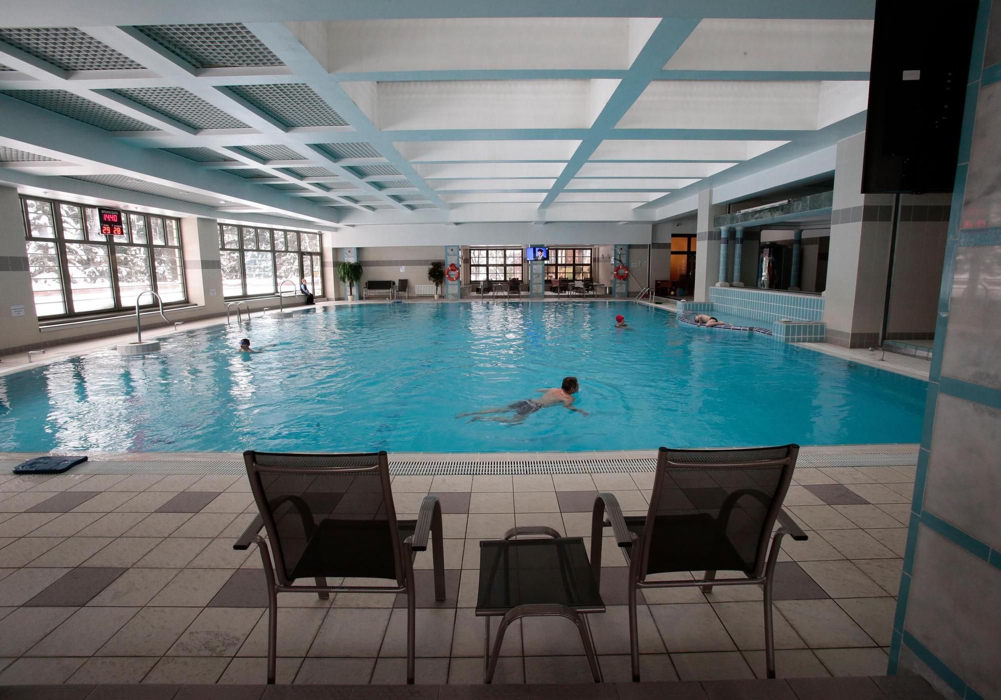 Ins Hotel-Hallenbad kommst du nur noch mit negativem Corona-Test, ausser du bist geboostert oder jünger als 16 Jahre.