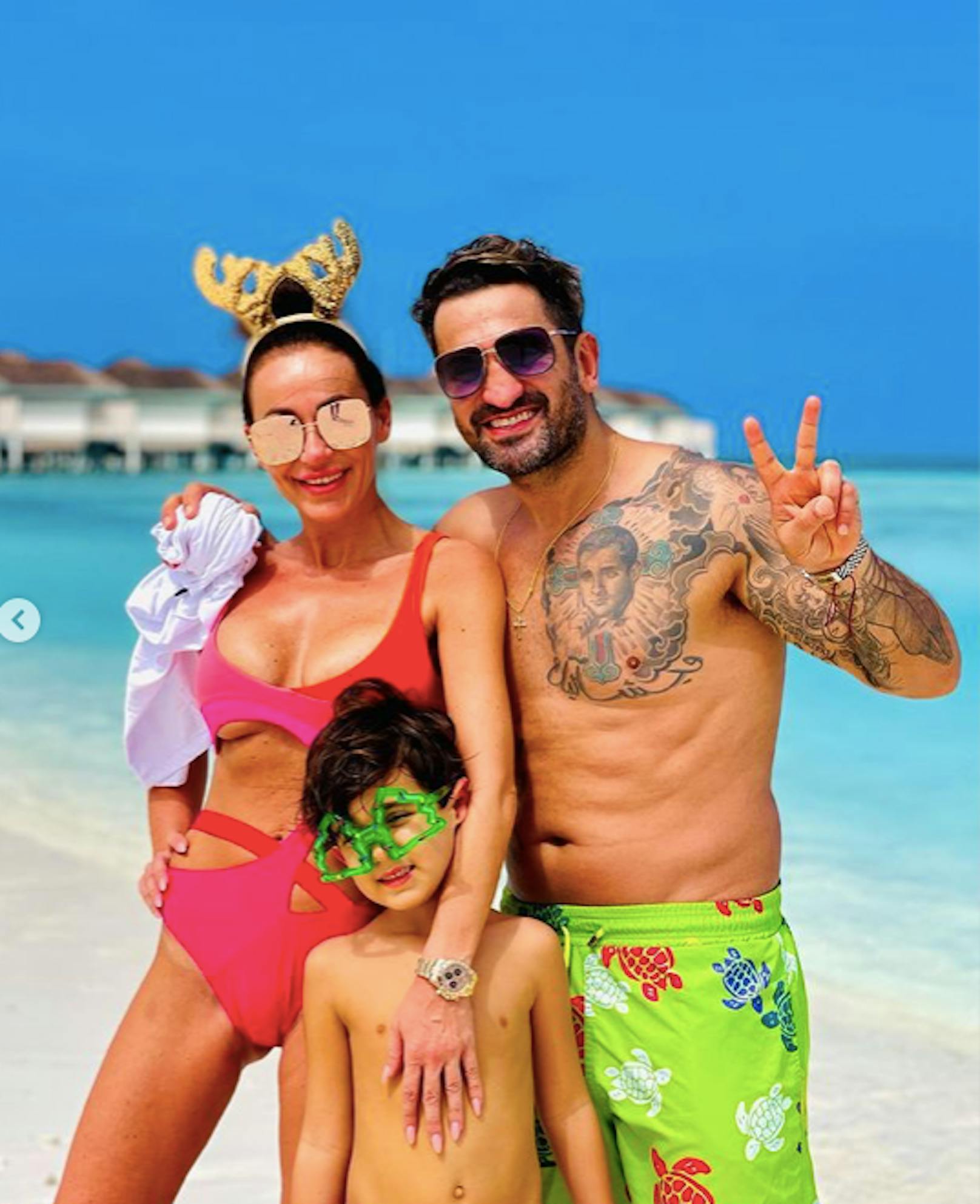 Familie Merza urlaubt zur Zeit auf den Malediven und schickt sommerliche Weihnachtsgrüße.