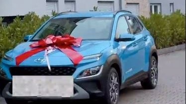 Mit diesem Auto überrascht Sarah Engels ihre Mutter.