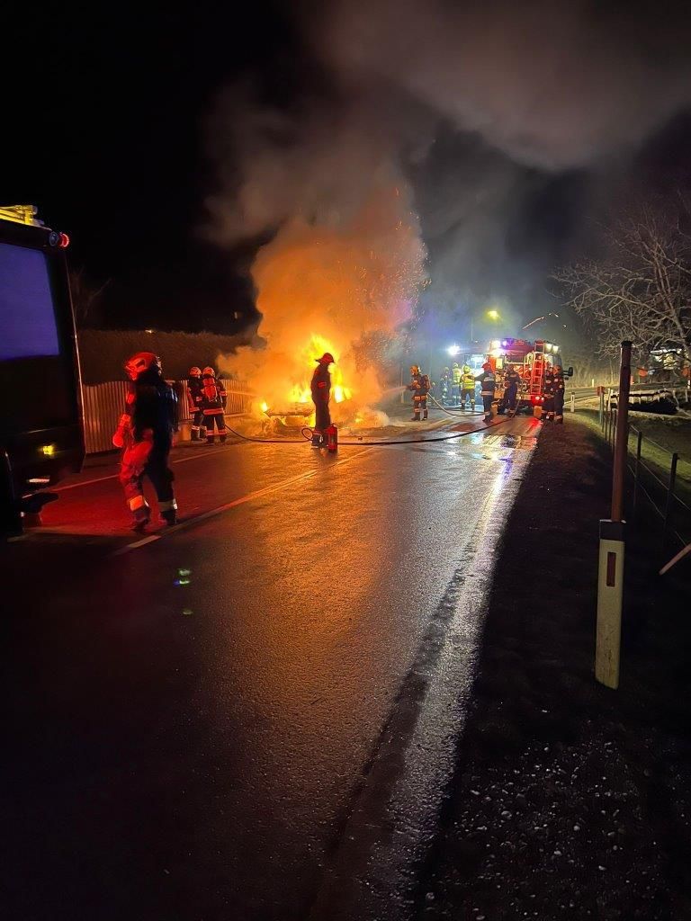 Auto in Vollbrand