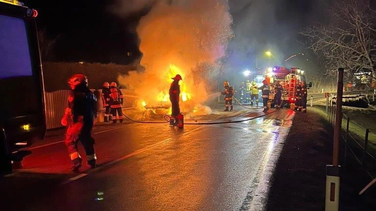 Auto in Vollbrand