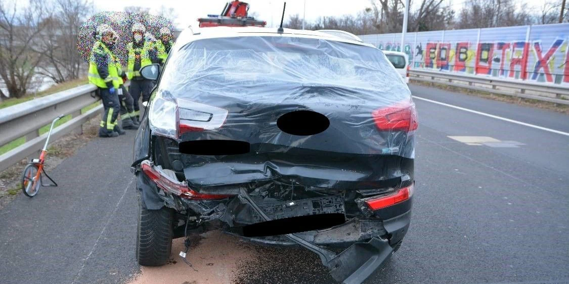 Auch das vorneweg fahrende Fahrzeug wurde schwer beschädigt.