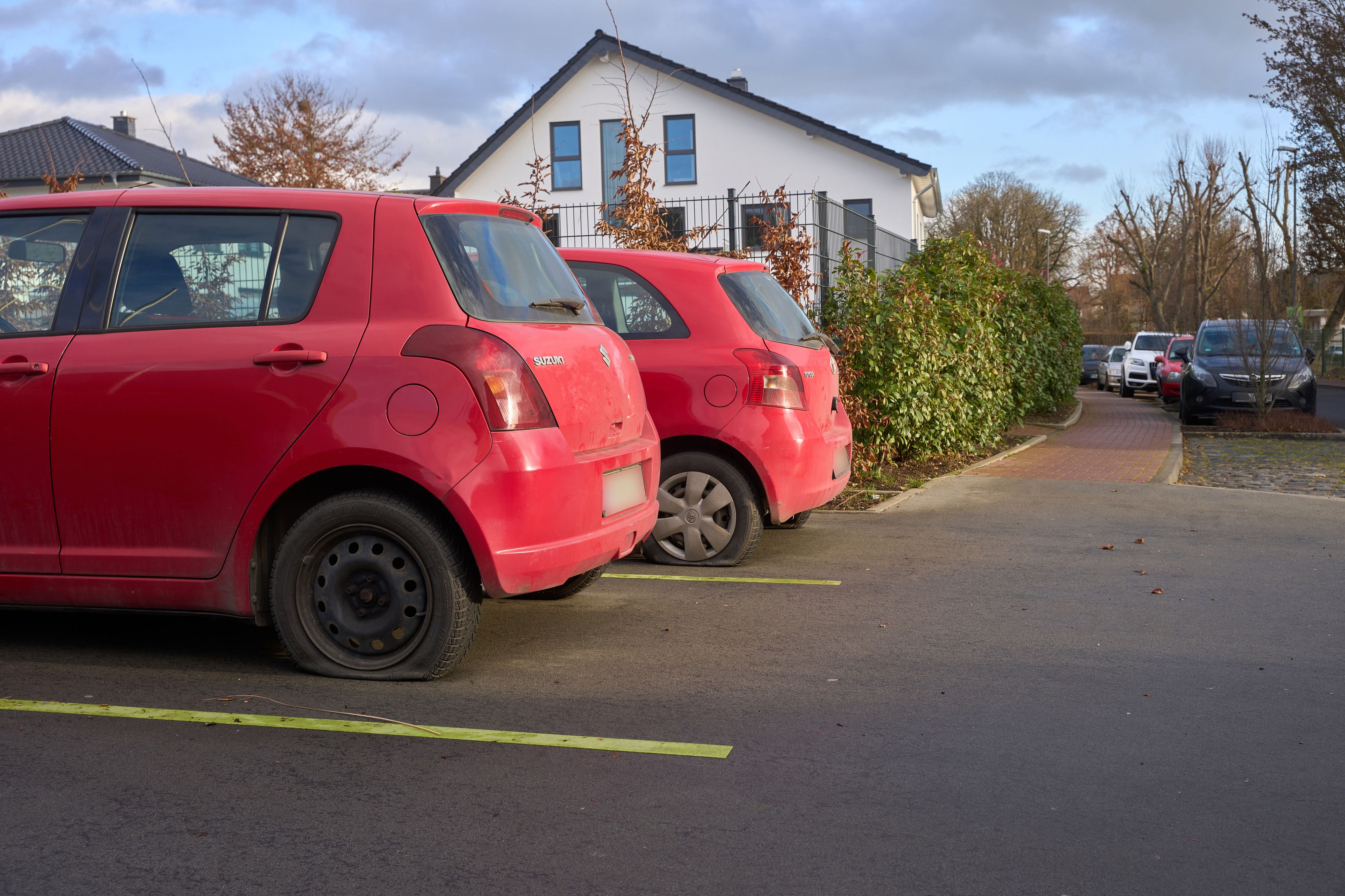 Auch diese zwei Autos wurden Opfer des Reifenstechers.