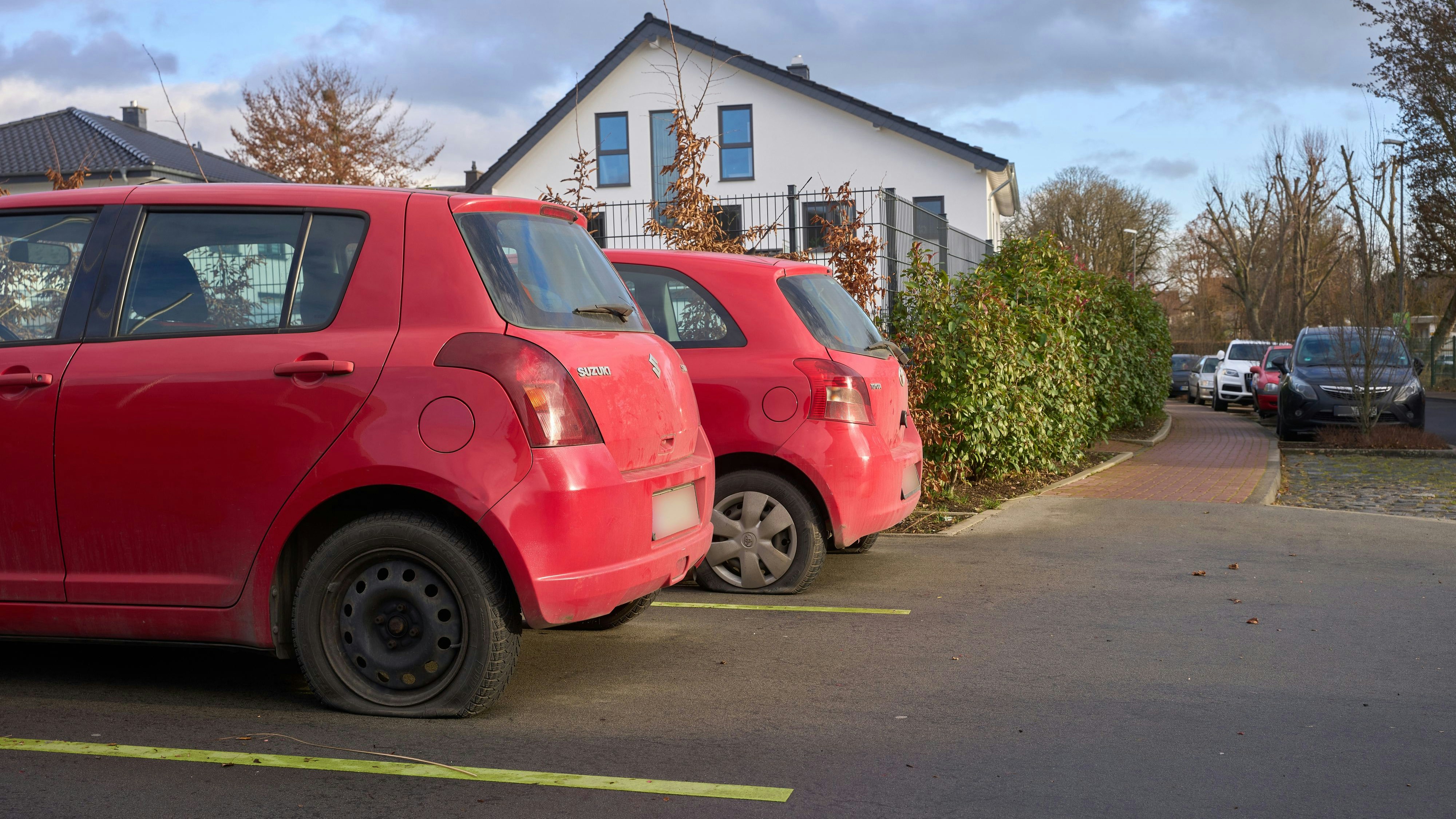 Auch diese zwei Autos wurden Opfer des Reifenstechers.