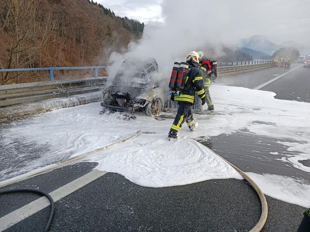 Fahrzeugbrand auf der Inntalautobahn in Kundl