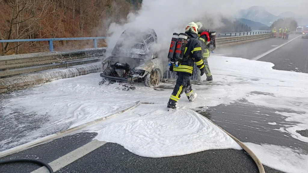 Fahrzeugbrand auf der Inntalautobahn in Kundl