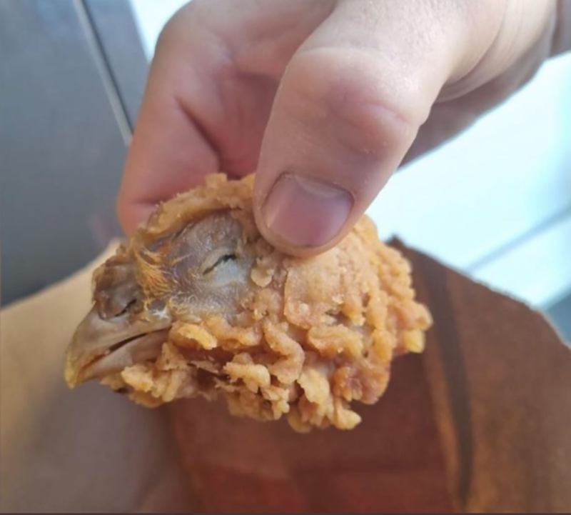 Ein Hühnerkopf samt Schnabel und klar erkennbaren Augen befand sich in der Bestellung.