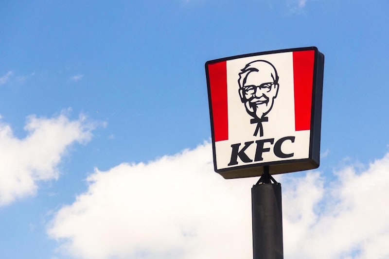 Beim Fastfood-Riesen KFC bestellte sich eine Frau in England frittierte Hühnerflügel.