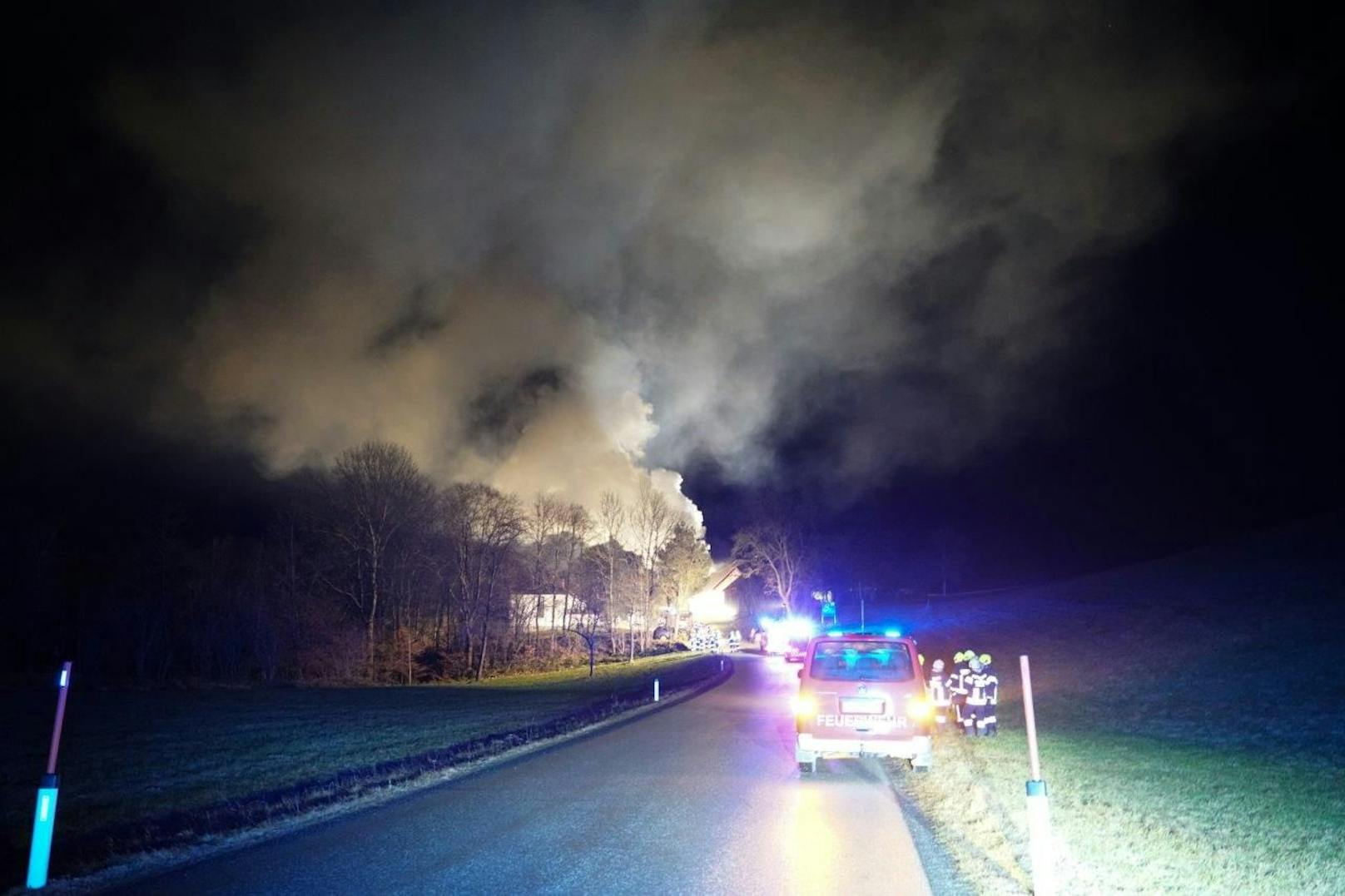 Insgesamt neun Feuerwehren rückten am Heiligen Abend zu einem Wohnhausvollbrand nach Stickelberg (NÖ) aus. Ein Mann wurde aus dem Gebäude gerettet.