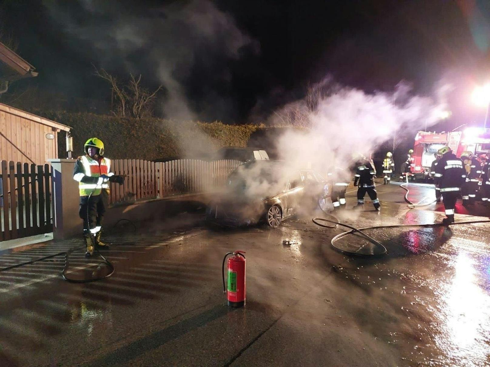 Aus unbekannter Ursache fing ein Auto in Puchberg am Schneeberg plötzlich Feuer und war beim Eintreffen des ersten Tanklöschfahrzeuges bereits in Vollbrand.