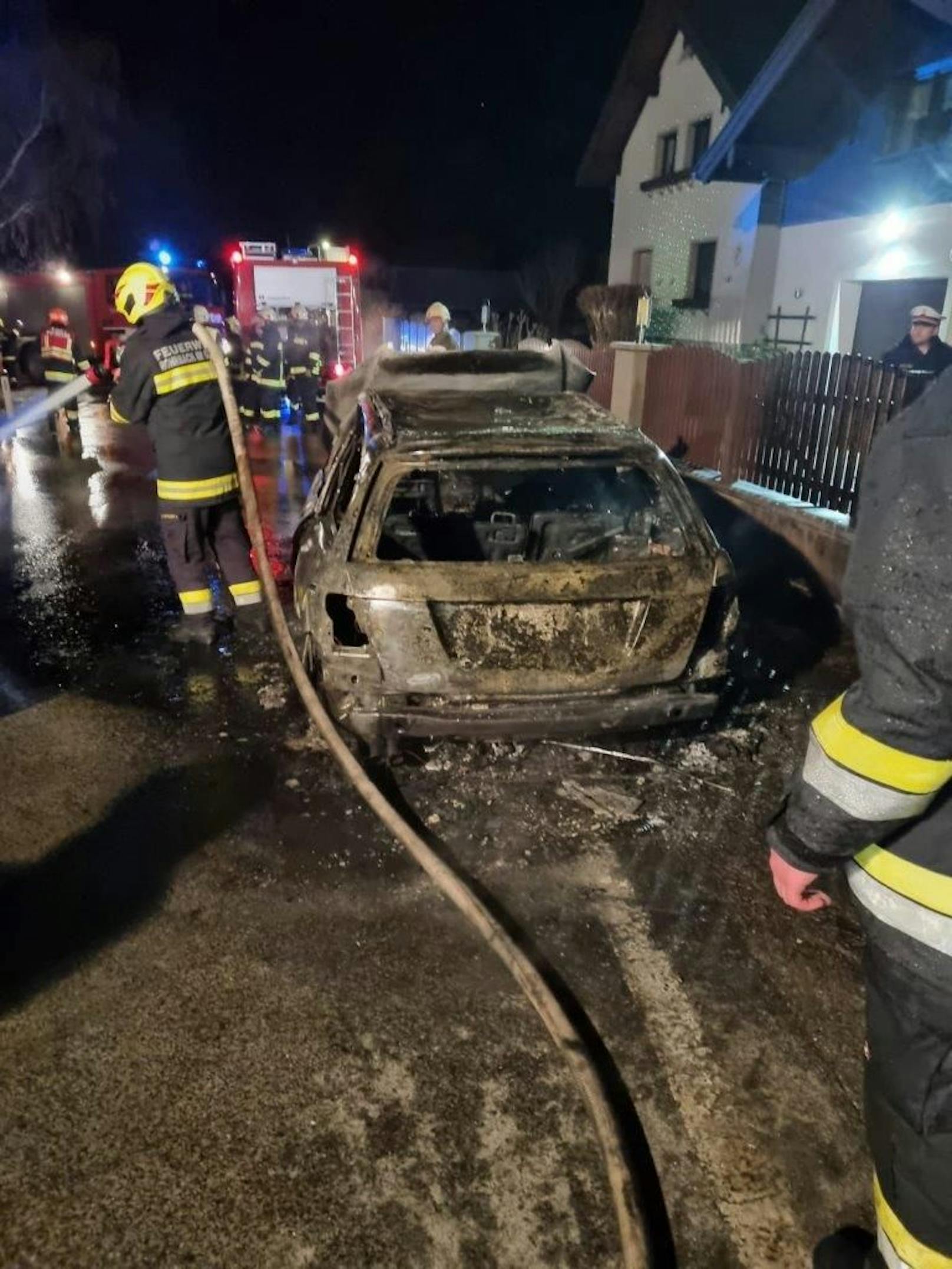 Aus unbekannter Ursache fing ein Auto in Puchberg am Schneeberg plötzlich Feuer und war beim Eintreffen des ersten Tanklöschfahrzeuges bereits in Vollbrand.