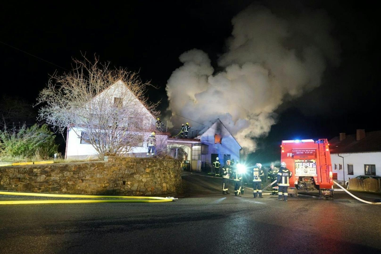 Insgesamt neun Feuerwehren rückten am Heiligen Abend zu einem Wohnhausvollbrand nach Stickelberg (NÖ) aus. Ein Mann wurde aus dem Gebäude gerettet.