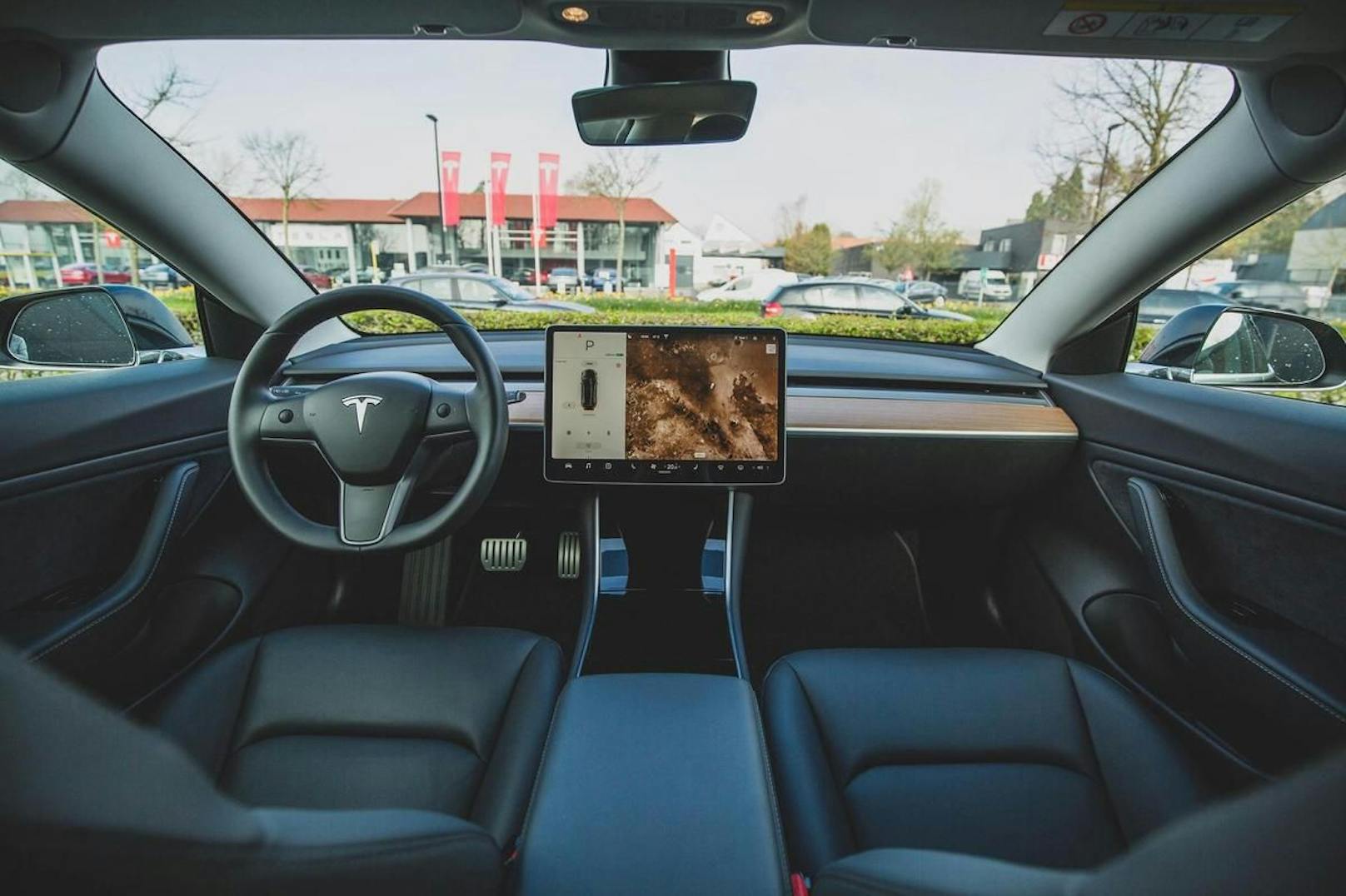 In einem Tesla werden alle Funktionen über den zentralen, großen Bildschirm gesteuert.