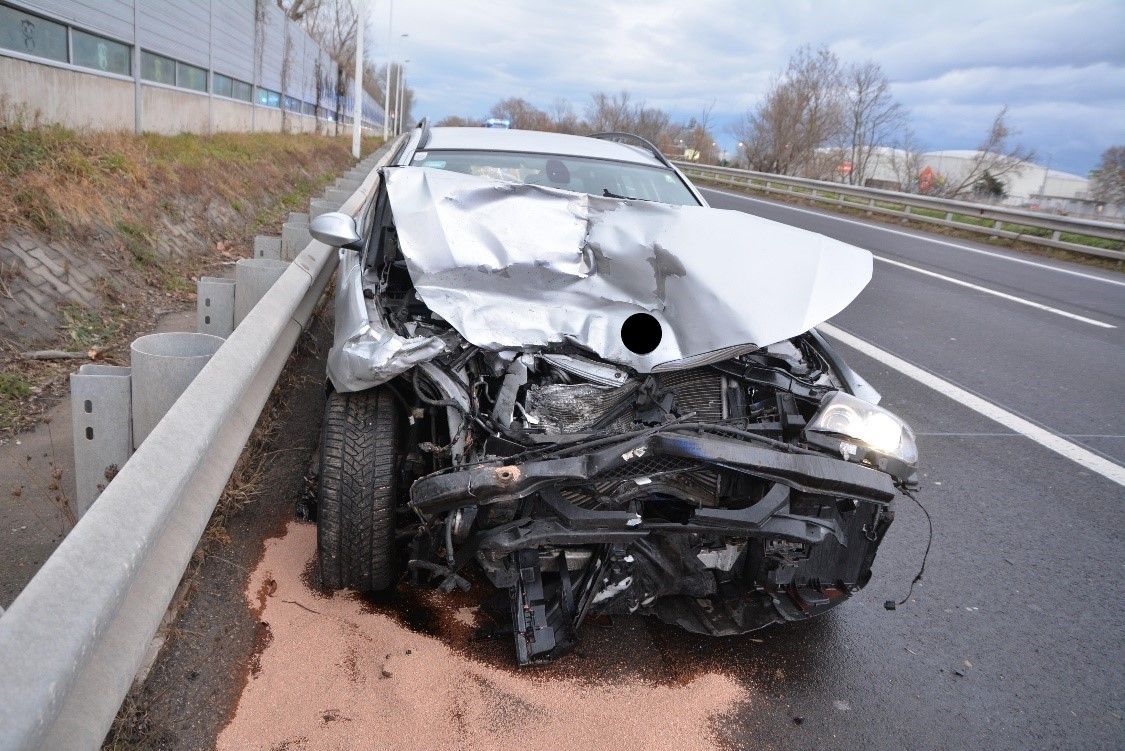 Die Front des hinteren Fahrzeugs wurde völlig zerstört.