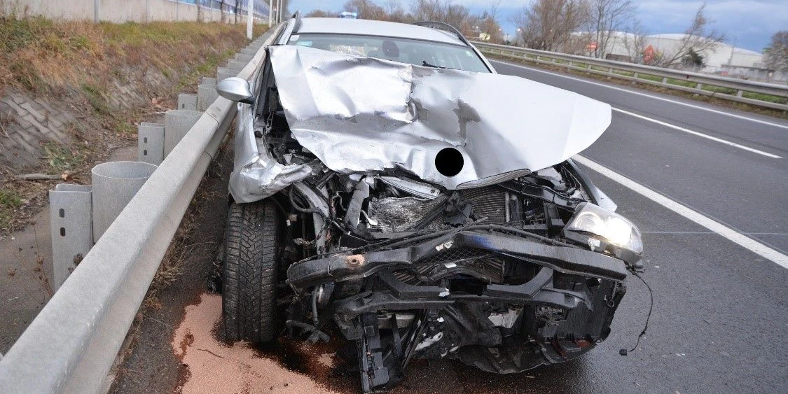 Die Front des hinteren Fahrzeugs wurde völlig zerstört.