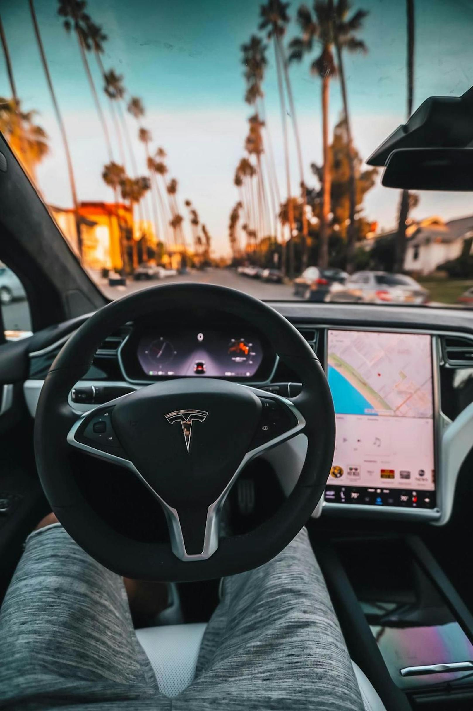 Das sei "absolut verrückt", findet ein Tesla-Fahrer, der die Funktion selbst ausprobiert hat.