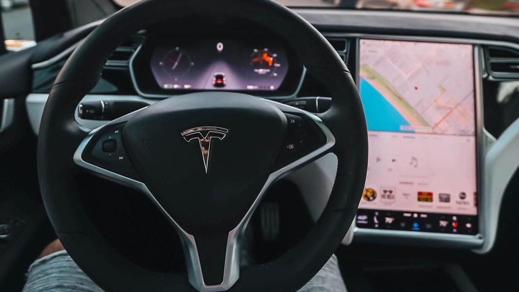 Das sei "absolut verrückt", findet ein Tesla-Fahrer, der die Funktion selbst ausprobiert hat.