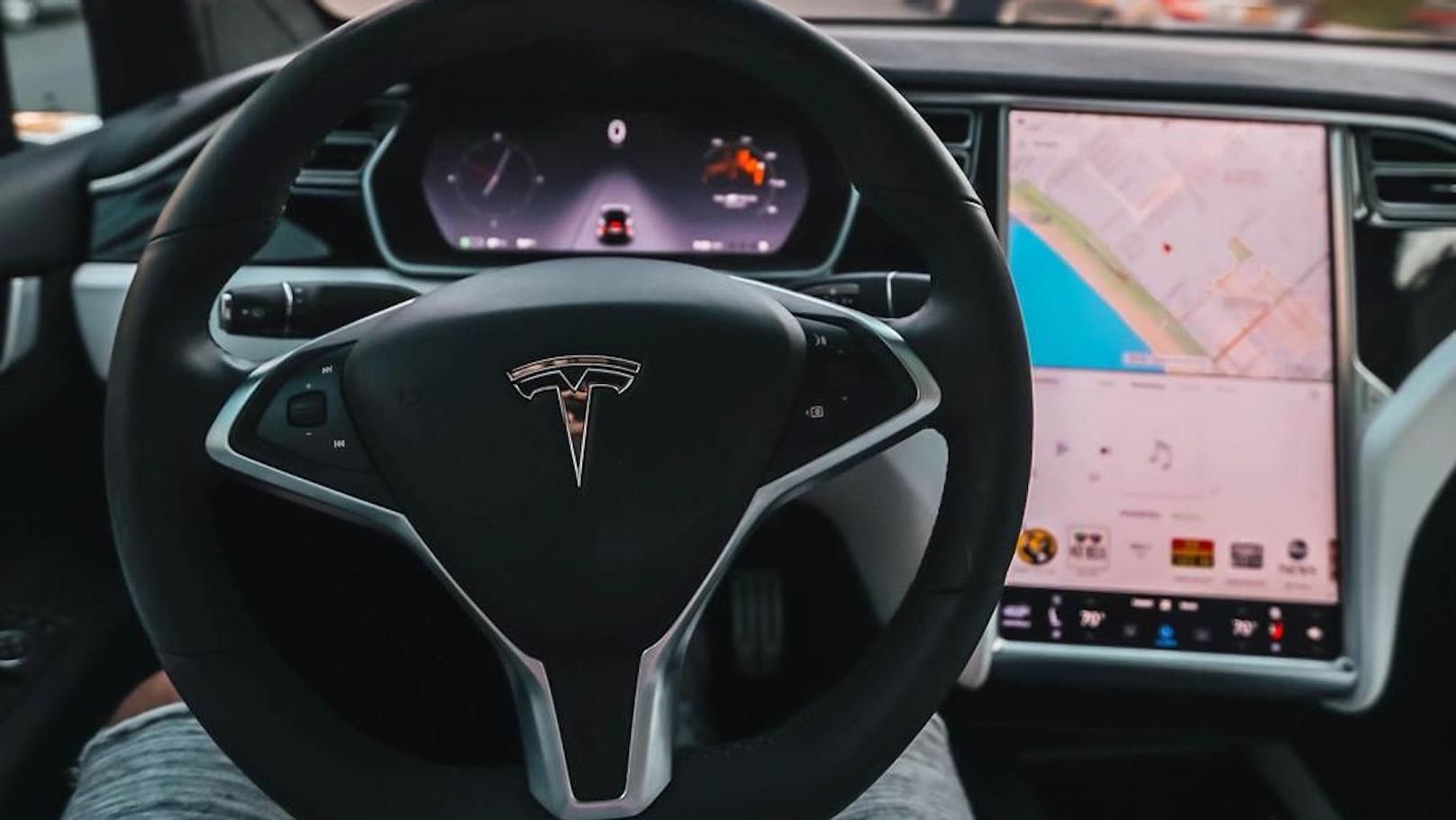 In Teslas kann man auf dem großen Frontbildschirm während der Fahrt Games spielen.