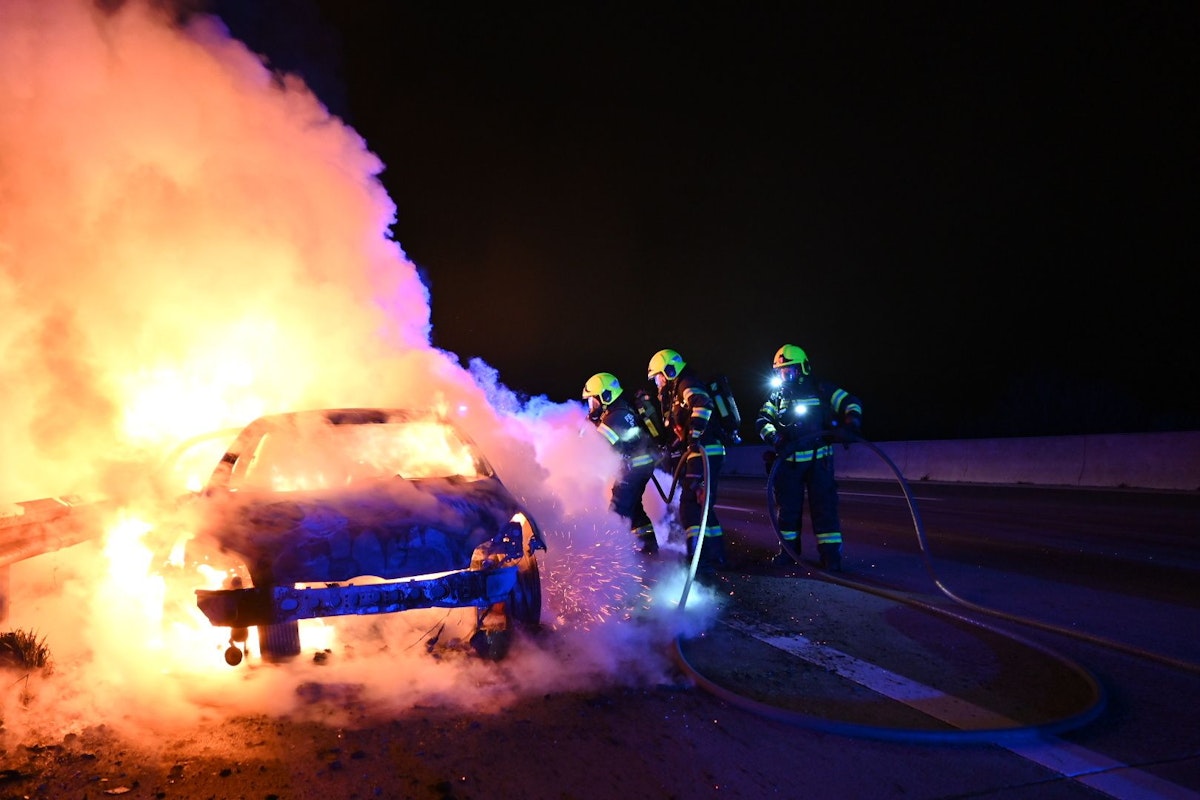 Das Fahrzeug stand schnell in  Vollbrand.