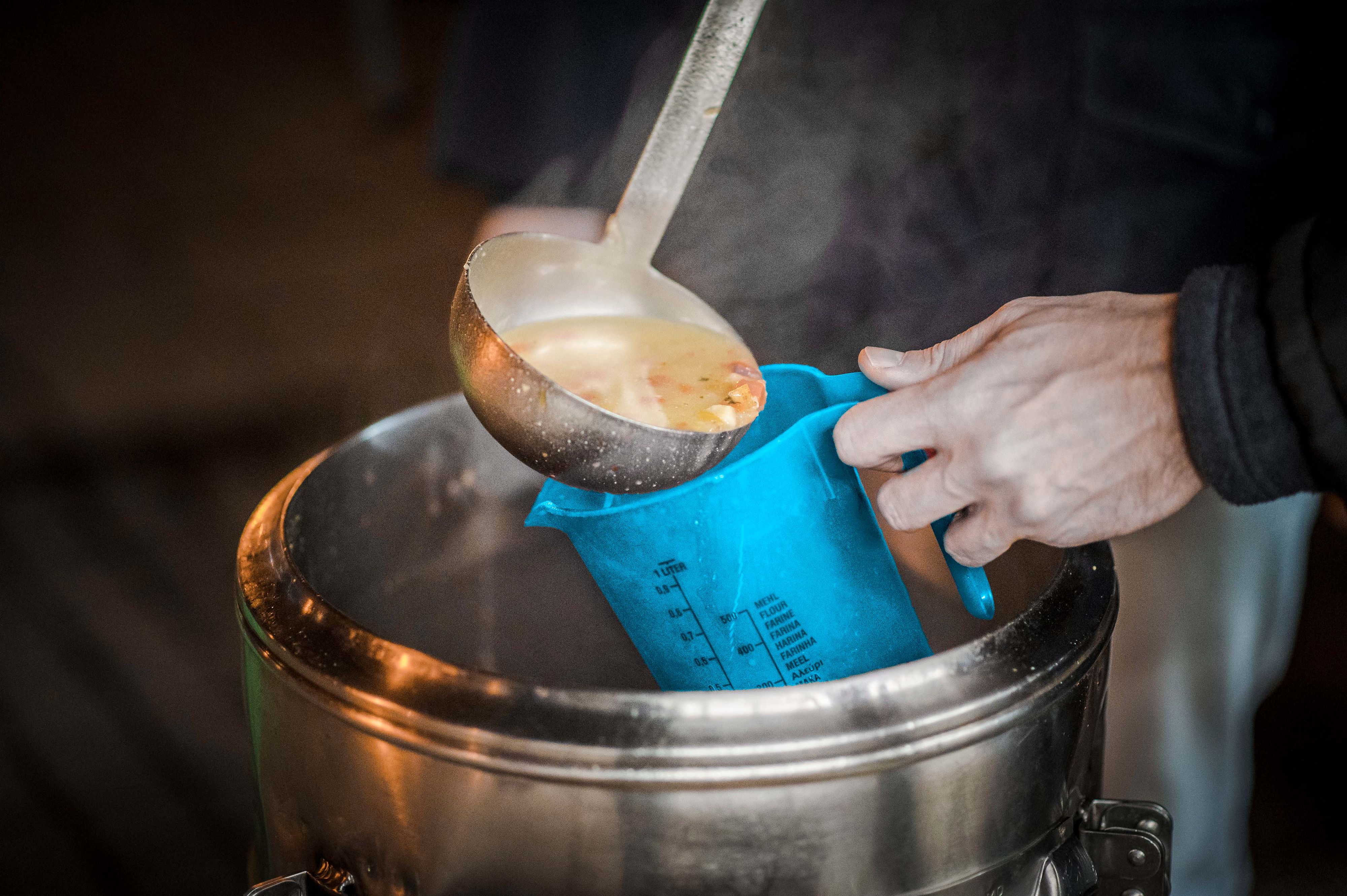Winteraktion: Pro 500 Schritte spendet Drei Hilft einen Teller warme Suppe an den Canisibus.