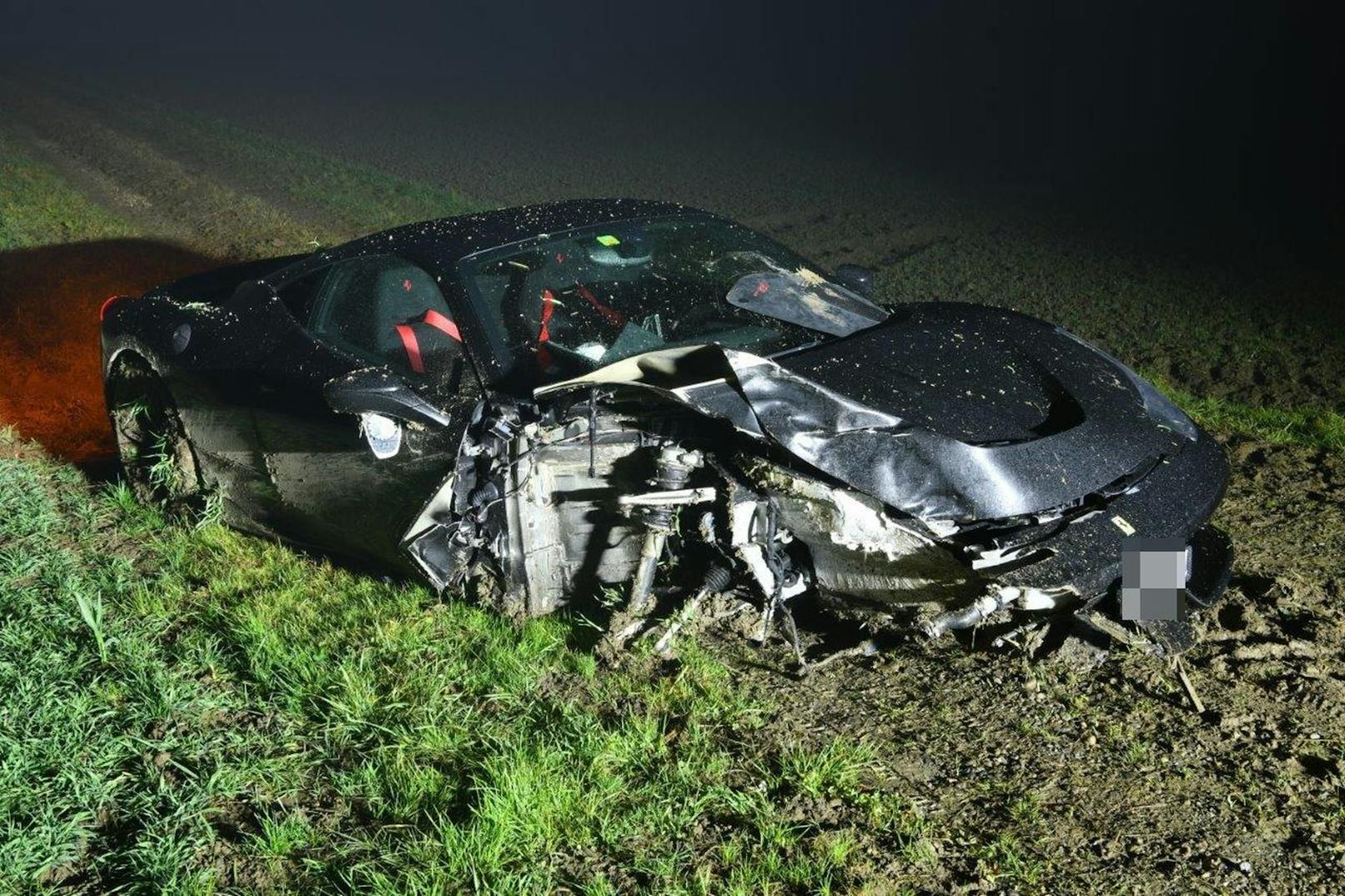 Der Fahrer (54) blieb bei dem Crash unverletzt, am Ferrari entstand Totalschaden.