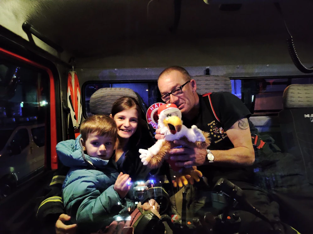 Der vierjährige Marco, die zwölfjährige Leonie - von der Feuerwehr gab es für die Tapferkeit ein Stofftier.
