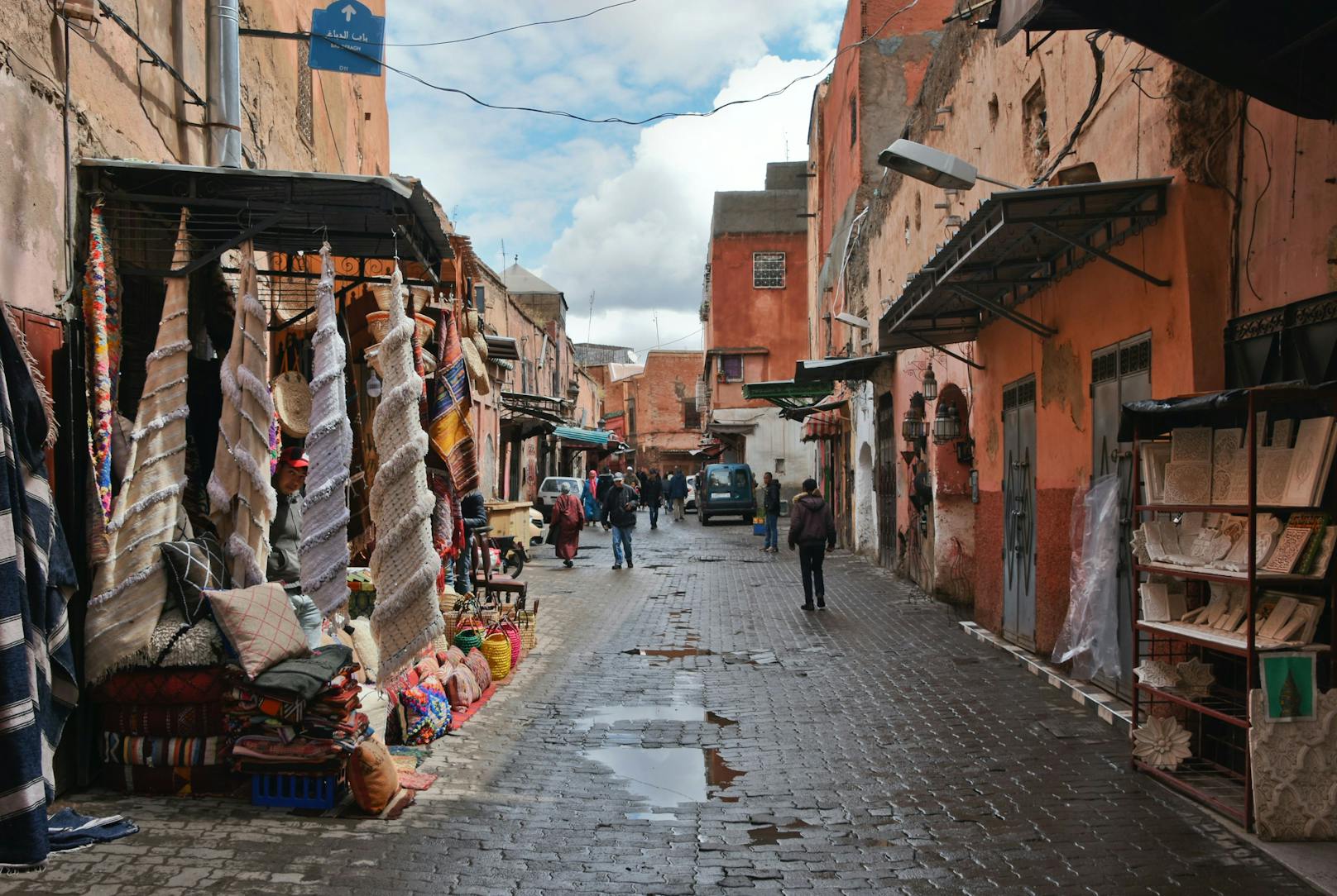<strong>Marrakesch, Marokko!</strong>&nbsp;Marrakesch ist ein wichtiges Wirtschaftszentrum mit vielen Moscheen, Palästen und Gärten. Es gilt für viele als Traumdestination – aber nicht für User legshampoo: "Ich weiß, alle lieben Marrakesch. Aber ich habe es gehasst. Es fühlt sich an wie eine Disneyland-Version der marokkanischen Kultur, viele 'handgemachte' Produkte stammen aus China. Große Teile der Stadt fühlen sich an, als gehe es nur darum, möglichst dumme Touristen anzulocken."&nbsp;Ein Reddit-User, der in Marrakesch wohnt, sieht es ähnlich. Eine Userin ergänzt: "Ich bin einige Wochen durch Marokko gereist und es war schön, aber wahnsinnig anstrengend. Manchmal musste ich von einem Aufpasser begleitet werden und mir sind komische Dinge passiert – etwa Fremde, die mir folgen oder an meinen Haaren gerochen haben."