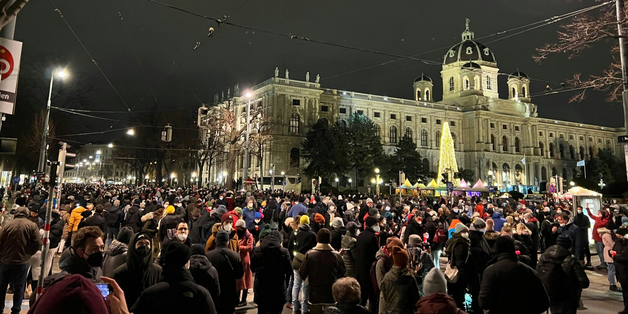 Die Impfgegner wollen das Lichtermeer der Impfbefürworter (hier im Bild) übertrumpfen, die Behörden rechnen aber nur mit einem Viertel der Teilnehmern.