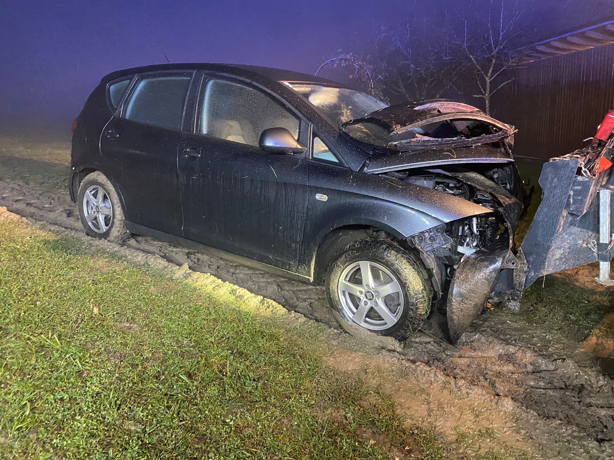 Die drei Personen sprangen aus dem fahrenden Auto.