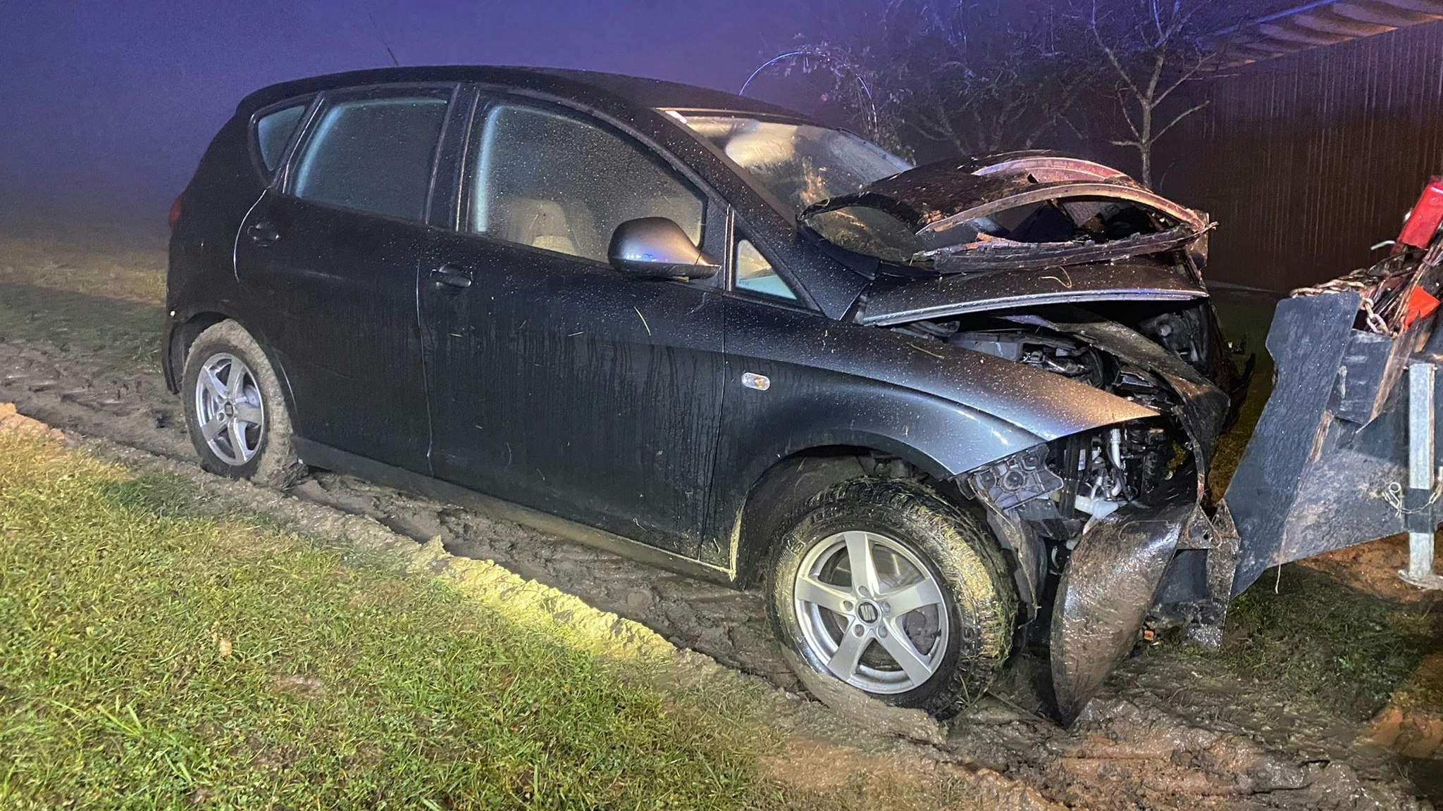 Die drei Personen sprangen aus dem fahrenden Auto.