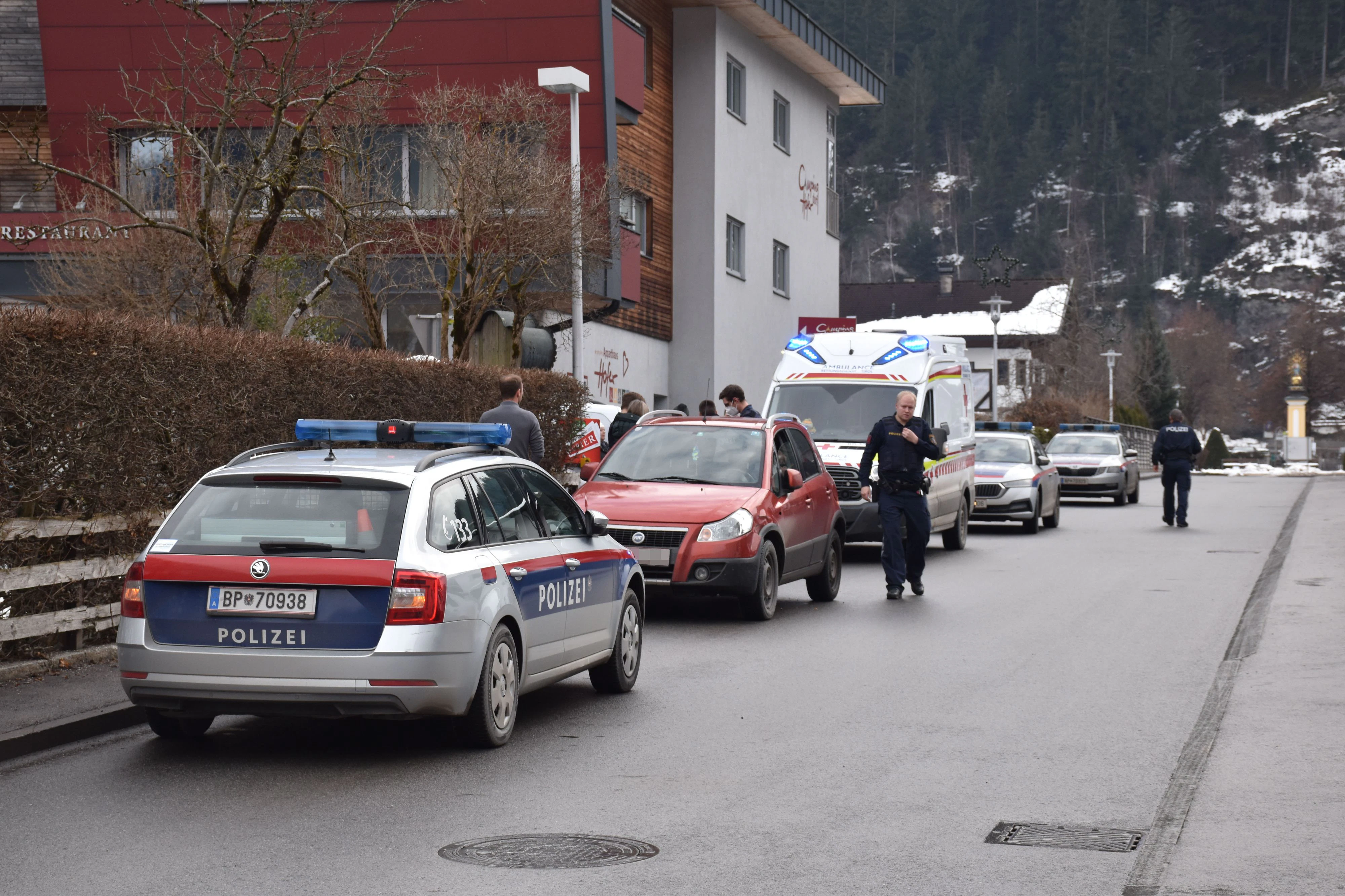 Die beiden Kinder wurden von einem Auto erfasst und unbestimmten Grades verletzt.
