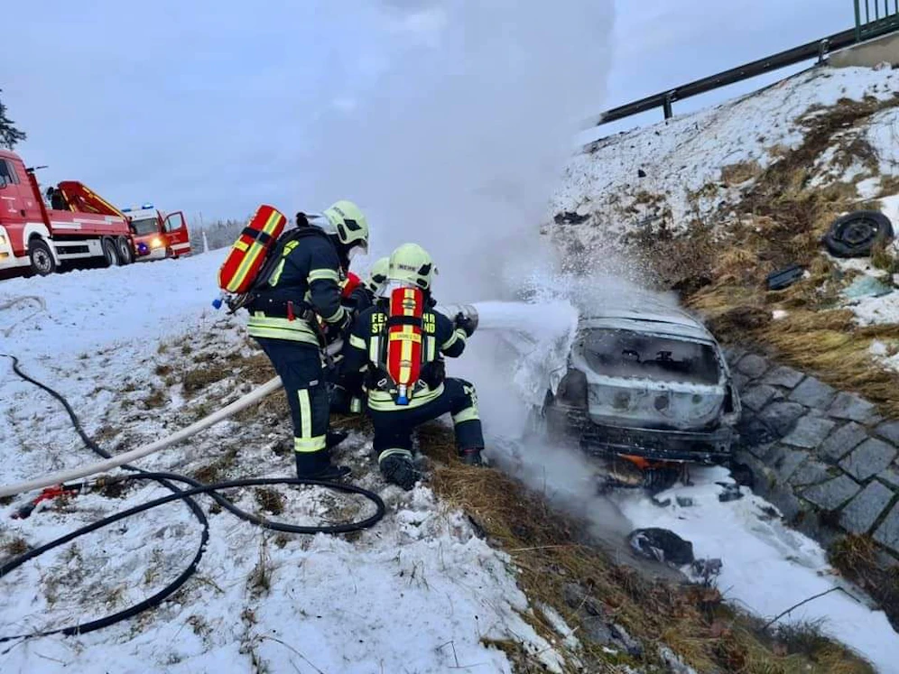 Die Feuerwehr bei den Löscharbeiten