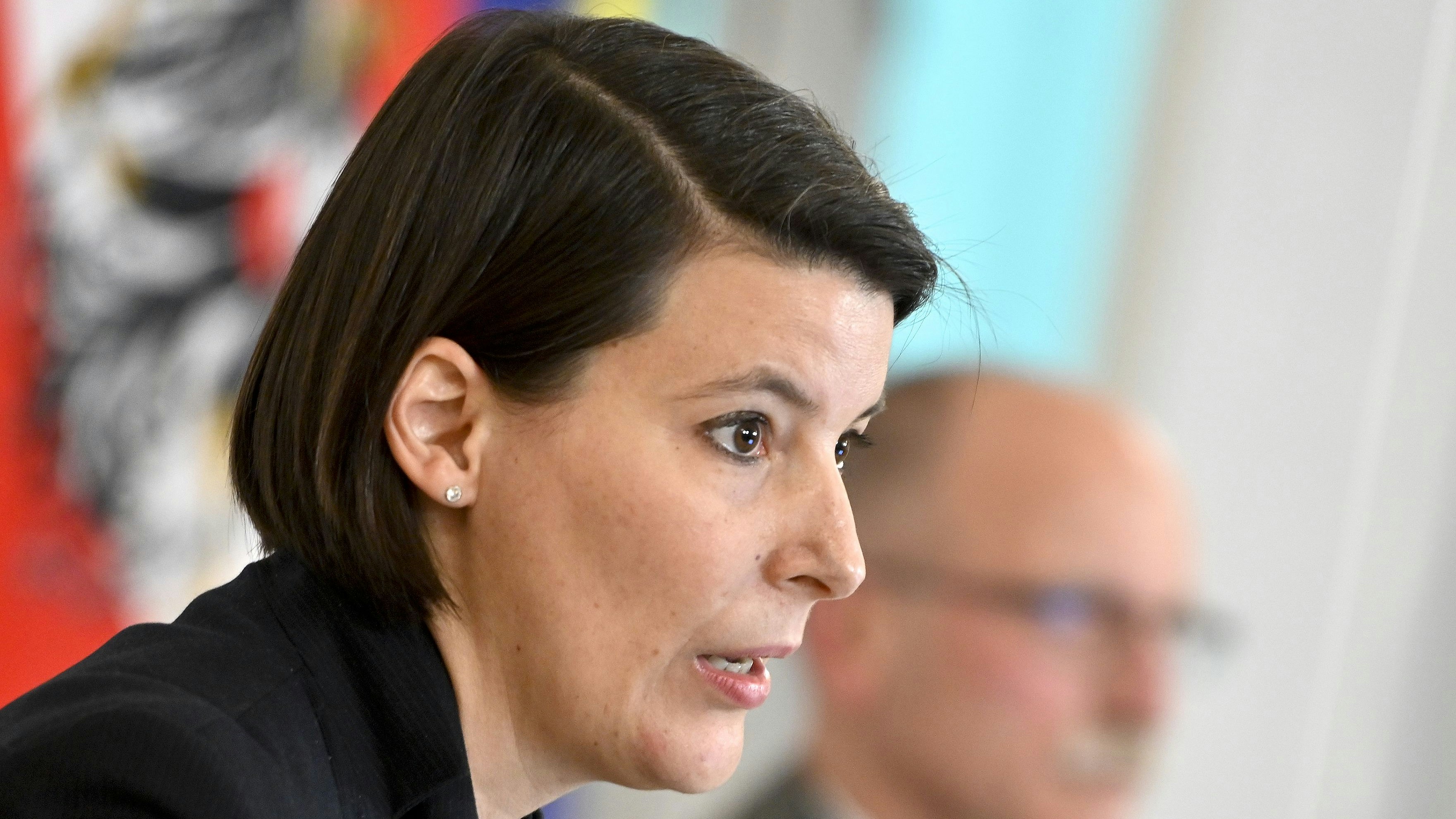 Katharina Reich (L), Generaldirektorin für die öffentliche Gesundheit, und Generalleutnant Norbert Gehart am Mittwoch, 22. Dezember 2021, nach "Beratungen der Bundesregierung mit den Landeshauptleuten und der gesamtstaatlichen COVIC-Krisenkoordination (GECKO)" zur aktuellen Corona-Lage im Bundeskanzleramt in Wien.