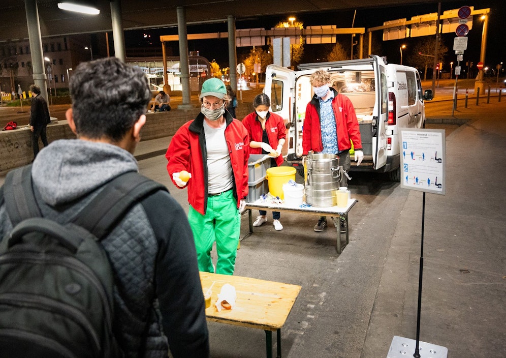 Drei Hilft-Winteraktion spendet für Suppenbus-Gäste der Caritas der Erzdiözese Wien.