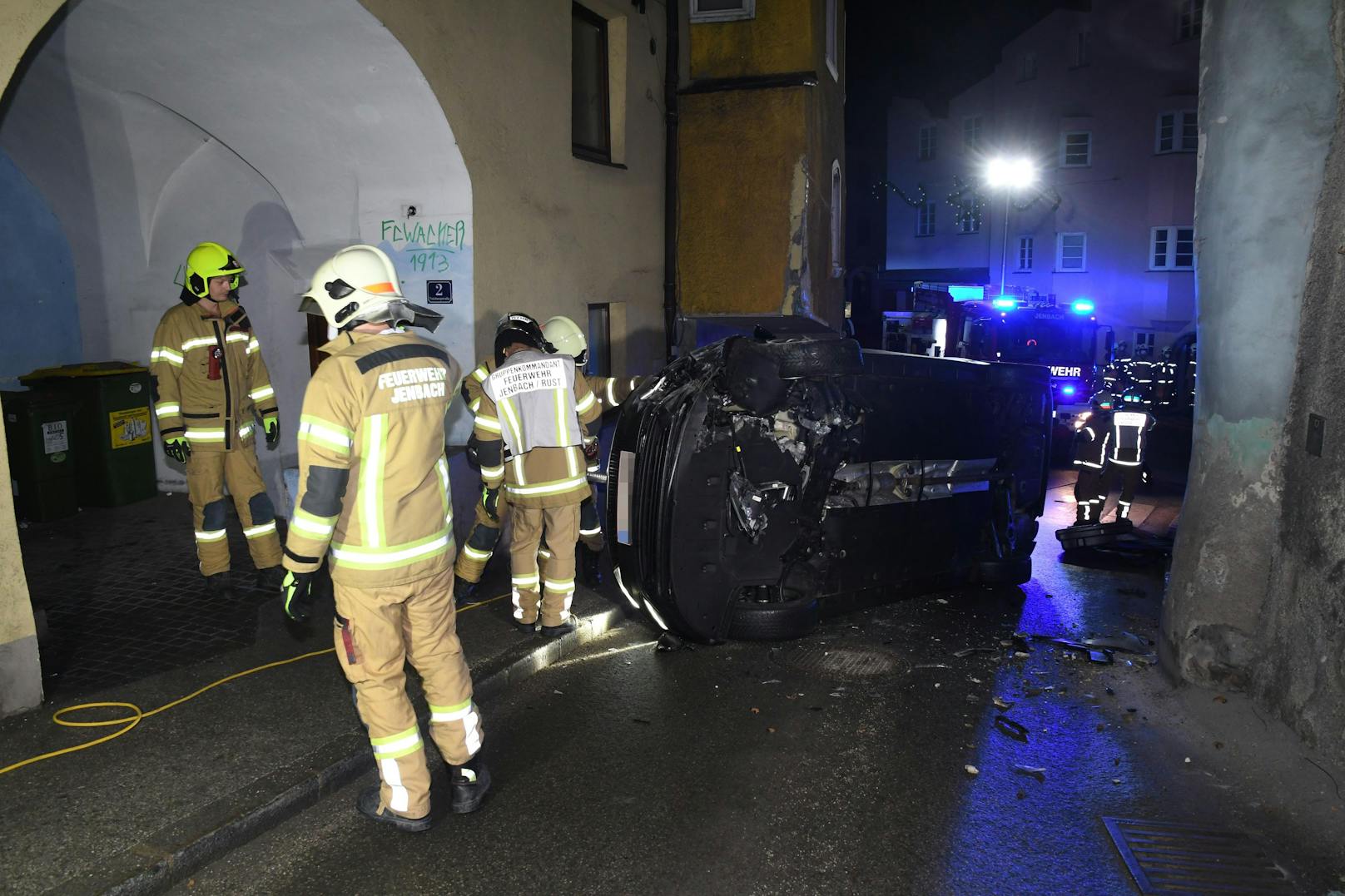 Der Alko-Lenker verlor in Jenbach die Kontrolle über sein Fahrzeug und kollidierte mit einem Randstein. Der Pkw kippte daraufhin um und kam auf der Fahrerseite zu liegen. 