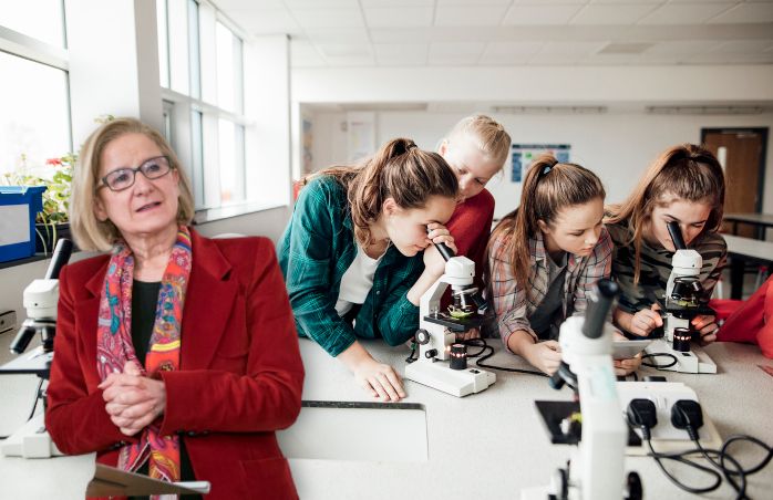 Mikl-Leitner und Symbolfoto von Jugendlichen beim Forschen