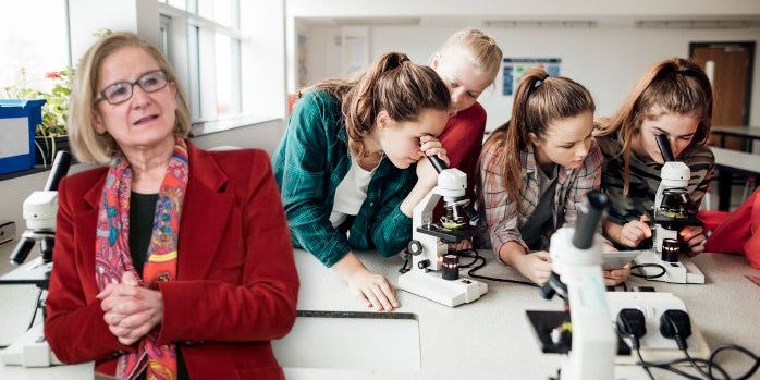 Mikl-Leitner und Symbolfoto von Jugendlichen beim Forschen